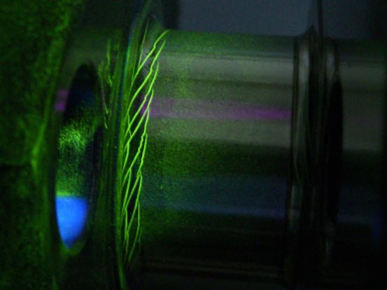 Wet fluorescent magnetic particule inspection of automotive parts